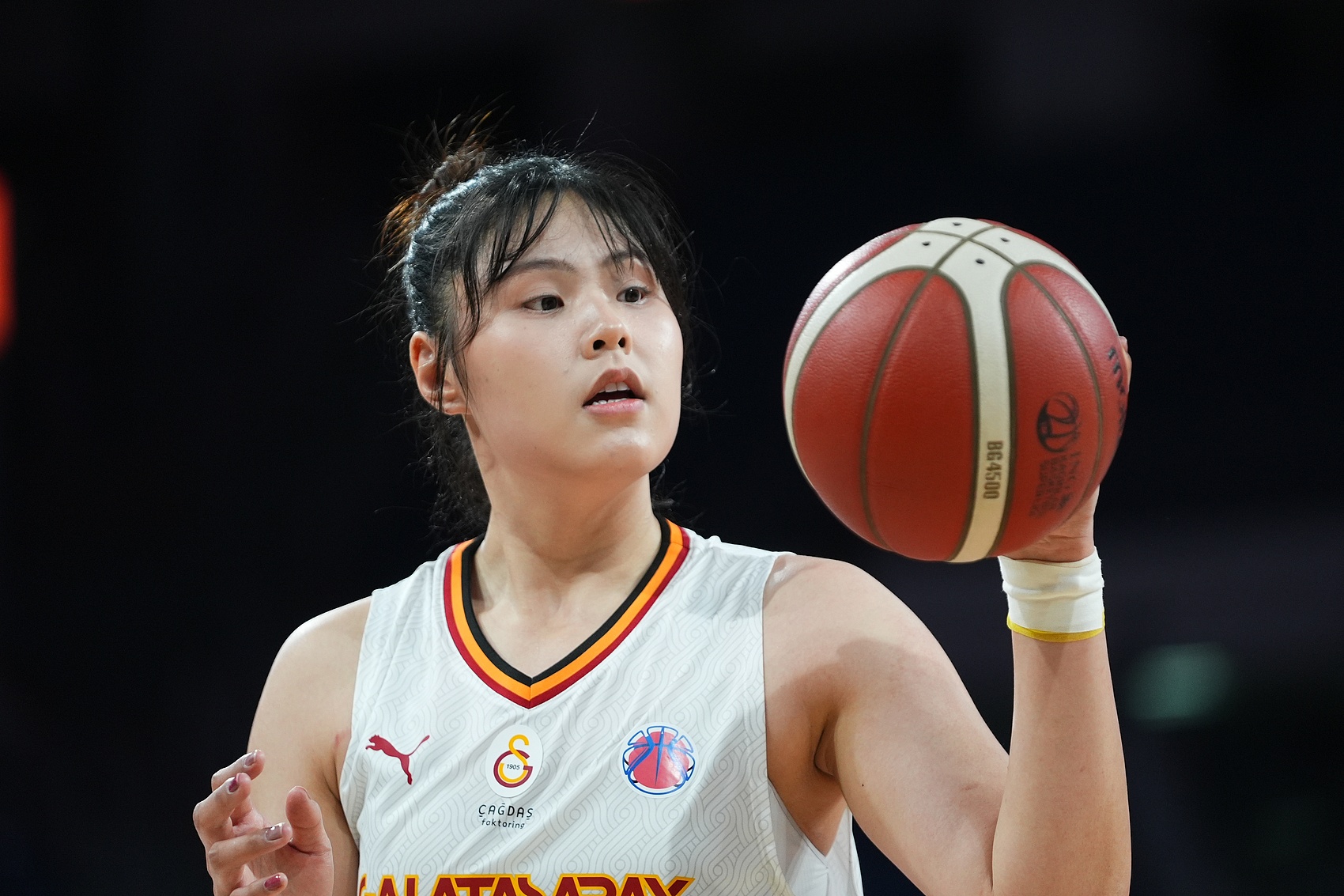 穩(wěn)定高效！李月汝9中6得到18分10板1助2斷1帽 罰球6中6